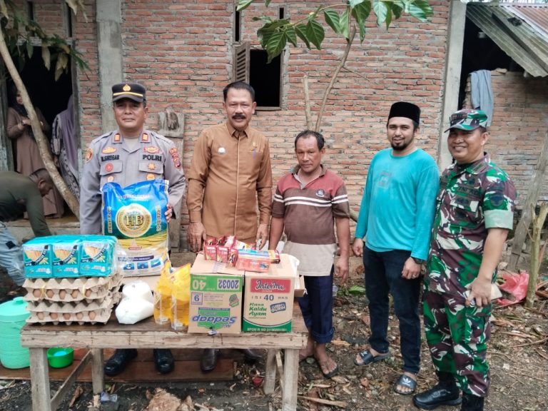 Kapolsek Peureulak Bersama Camat Dan Danramil Serahkan Bantuan Kepada Korban Kebakaran