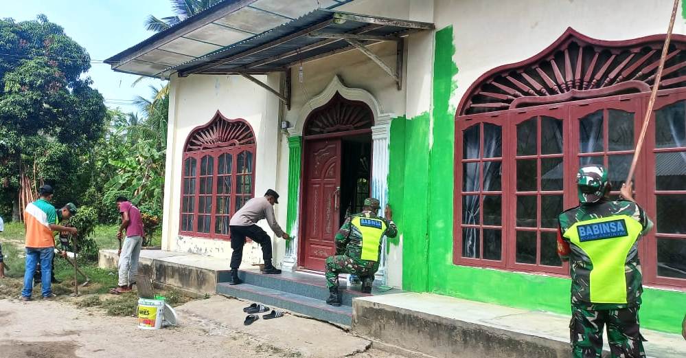 TNI-Polri Di Pantee Bidari, Aceh Timur Kompak Gotong Royong Di Balai Pengajian