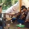 Babinkantibmas Desa Roka Brigadir Rama Adi Gunawan Andani Menghibur Warga Binaanya Dengan Sebuah Lagu