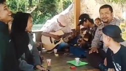 Babinkantibmas Desa Roka Brigadir Rama Adi Gunawan Andani Menghibur Warga Binaanya Dengan Sebuah Lagu
