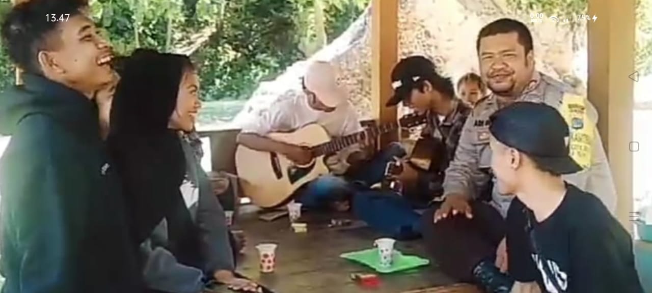 Babinkantibmas Desa Roka Brigadir Rama Adi Gunawan Andani Menghibur Warga Binaanya Dengan Sebuah Lagu