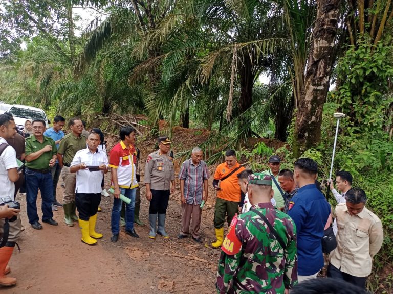 Kapolres PALI, Melakukan Pengecekan Lapangan Terkait Klaim Lahan Oleh Masyarakat Desa Benuang Dan Desa Beruge Darat Terhadap PT. Suryabumi Agrolanggeng