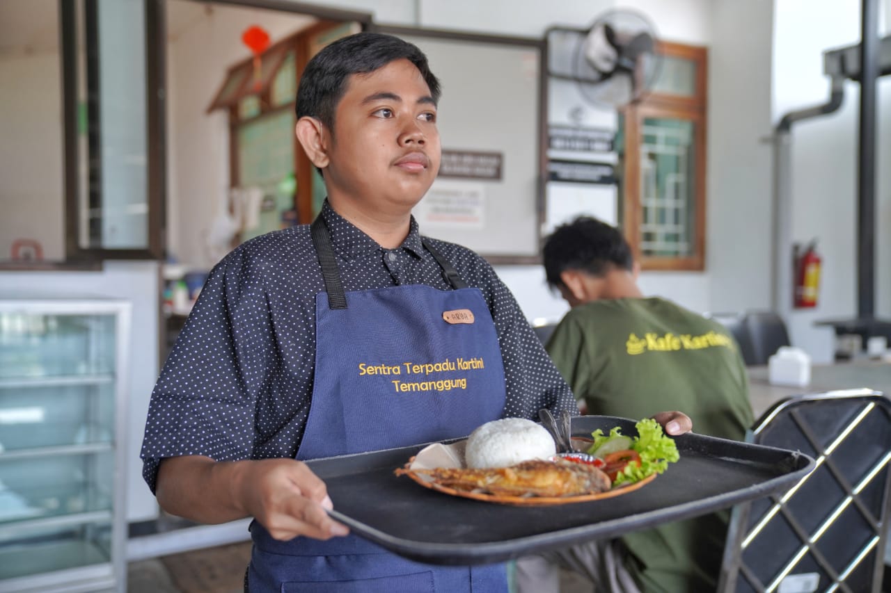 Sosok Pria di Temanggung, Tetap Semangat Bekerja Sebagai Pramusaji Meski Kondisi dalam Keterbatasan