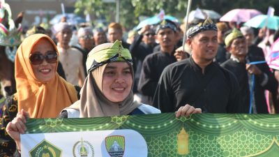 Kafilah Sumedang Awali Barisan Pawai Ta’aruf MTQ Jabar ke-38