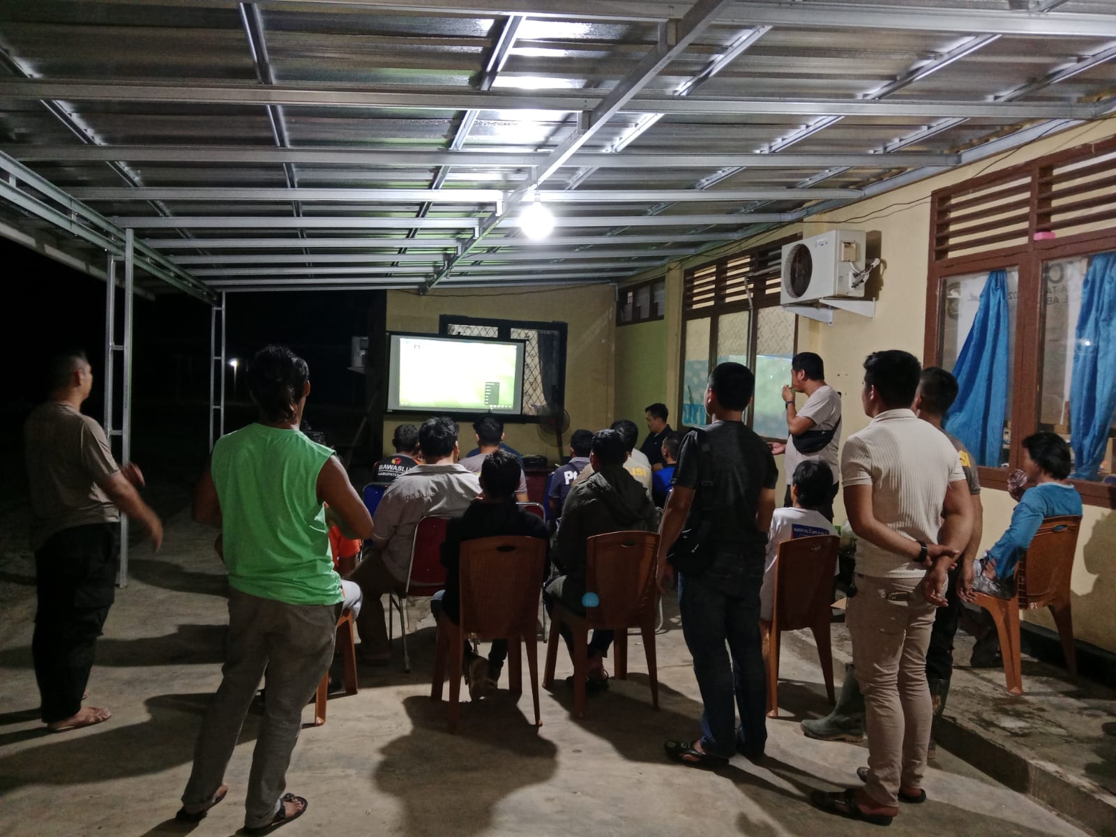 Polsek Penukal Abab Berkumpul Menyaksikan Pertandingan Seru Antara Timnas Indonesia VS Uzbekistan Dalam Semi Final Piala AFC U- 23