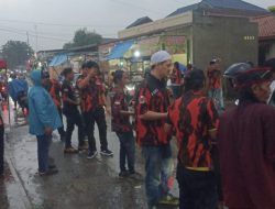 Diguyur Hujan Deras, Pemuda Pancasila Ranting Desa Kalijaya Semangat Bagikan Ratusan Paket Takjil