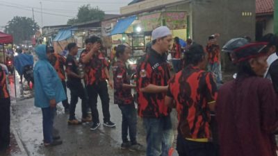 Diguyur Hujan Deras, Pemuda Pancasila Ranting Desa Kalijaya Semangat Bagikan Ratusan Paket Takjil