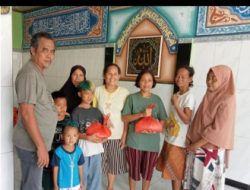 Santunan Anak Yatim Dan Duafa Di Berikan Langsung Oleh Rahmat Gunawan Kepala Desa Cikarang Kota