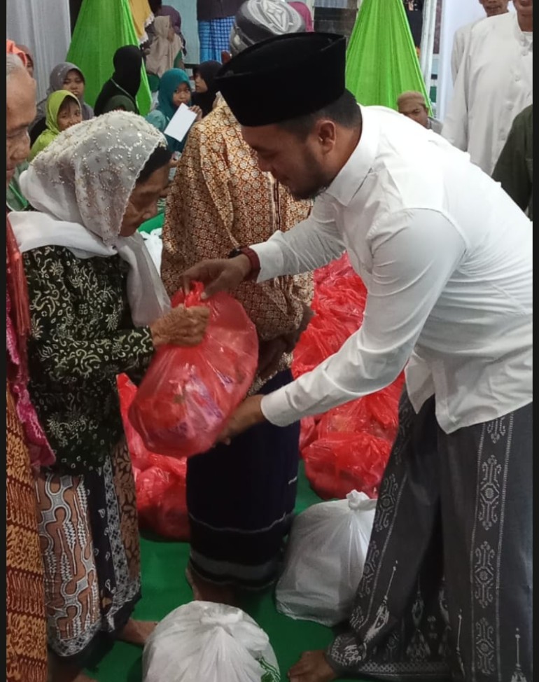 Fauzi Santuni Anak Yatim dan Kaum Dhuafa