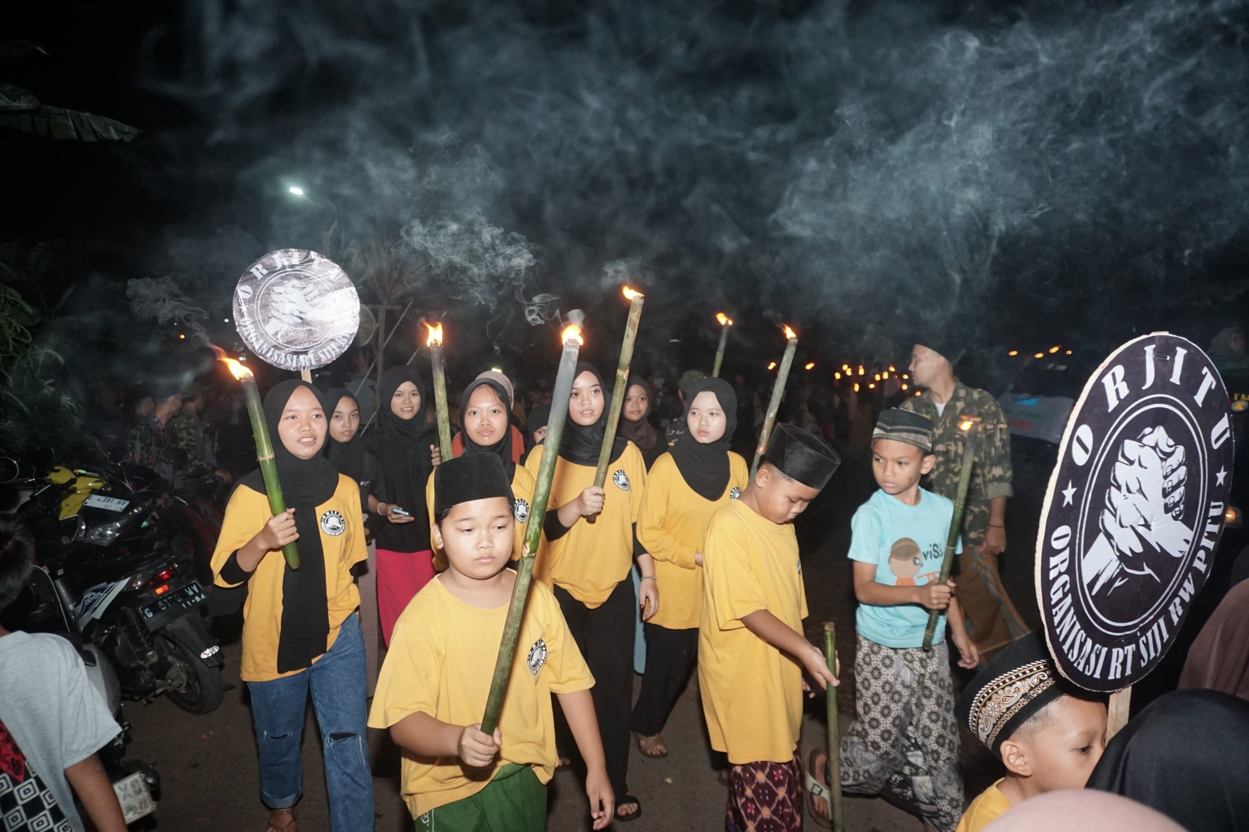 Warga Karangtengah Meriahkan Idul Fitri 1445H Lewat Takbir Keliling