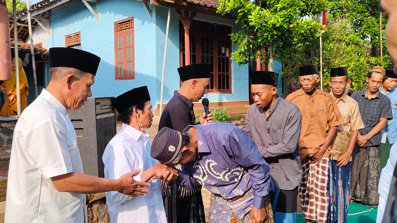 Momen Tradisi Kenduri Idulfitri Desa Karangtengah Dengan Saling Memaafkan