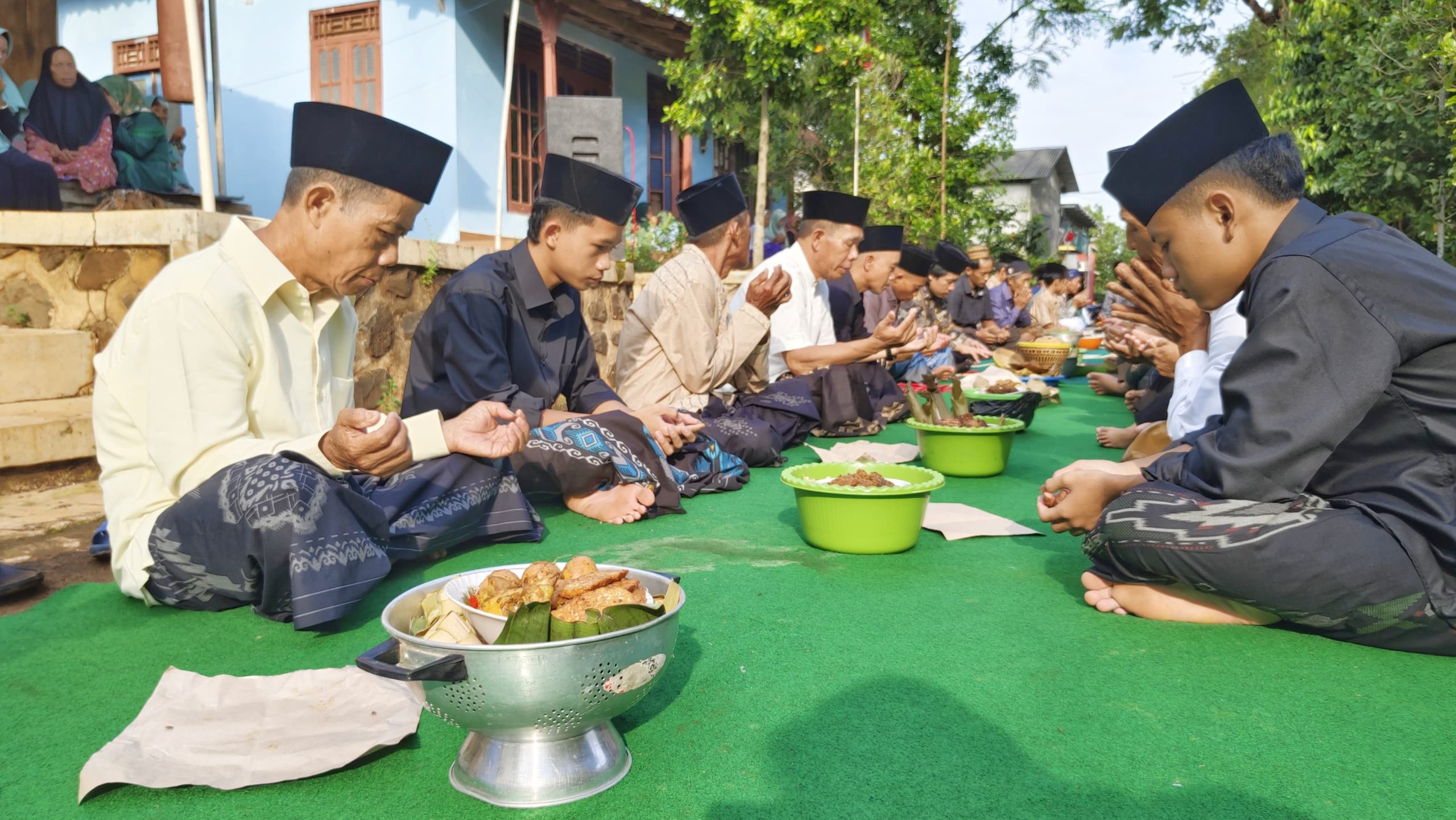 Momen Tradisi Kenduri Idulfitri Desa Karangtengah Dengan Saling Memaafkan