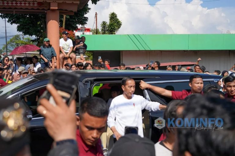 Presiden Jokowi kunjungan mendadak Belanja Buah dan Sayur di Pasar Buah Berastagi Presiden Jokowi kunjungan mendadak Belanja Buah dan Sayur di Pasar Buah Berastagi