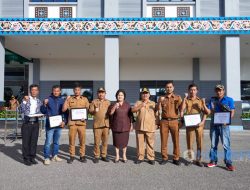 Bupati Karo memberikan Penghargaan kepada Warga Tongging yang Berjasa dalam Pencarian Turis Asing di Sipiso-piso