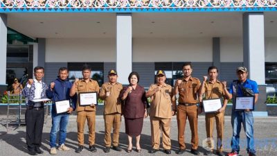 Bupati Karo memberikan Penghargaan kepada Warga Tongging yang Berjasa dalam Pencarian Turis Asing di Sipiso-piso