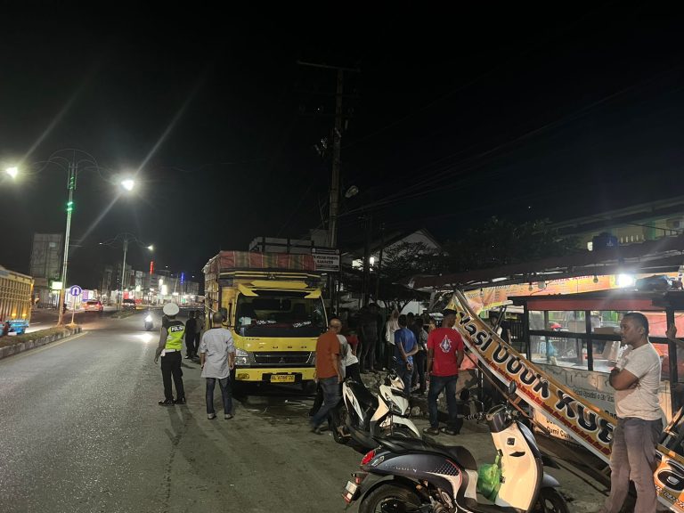 Sopir Truk Tertidur. Seruduk Warung Nasi Uduk Di Idi Rayeuk Aceh Timur