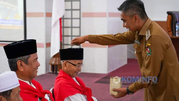 Wakil Bupati Karo Hadiri Acara Njujungi Beras Piher Calon Jemaah Haji Kabupaten Karo Tahun 2024