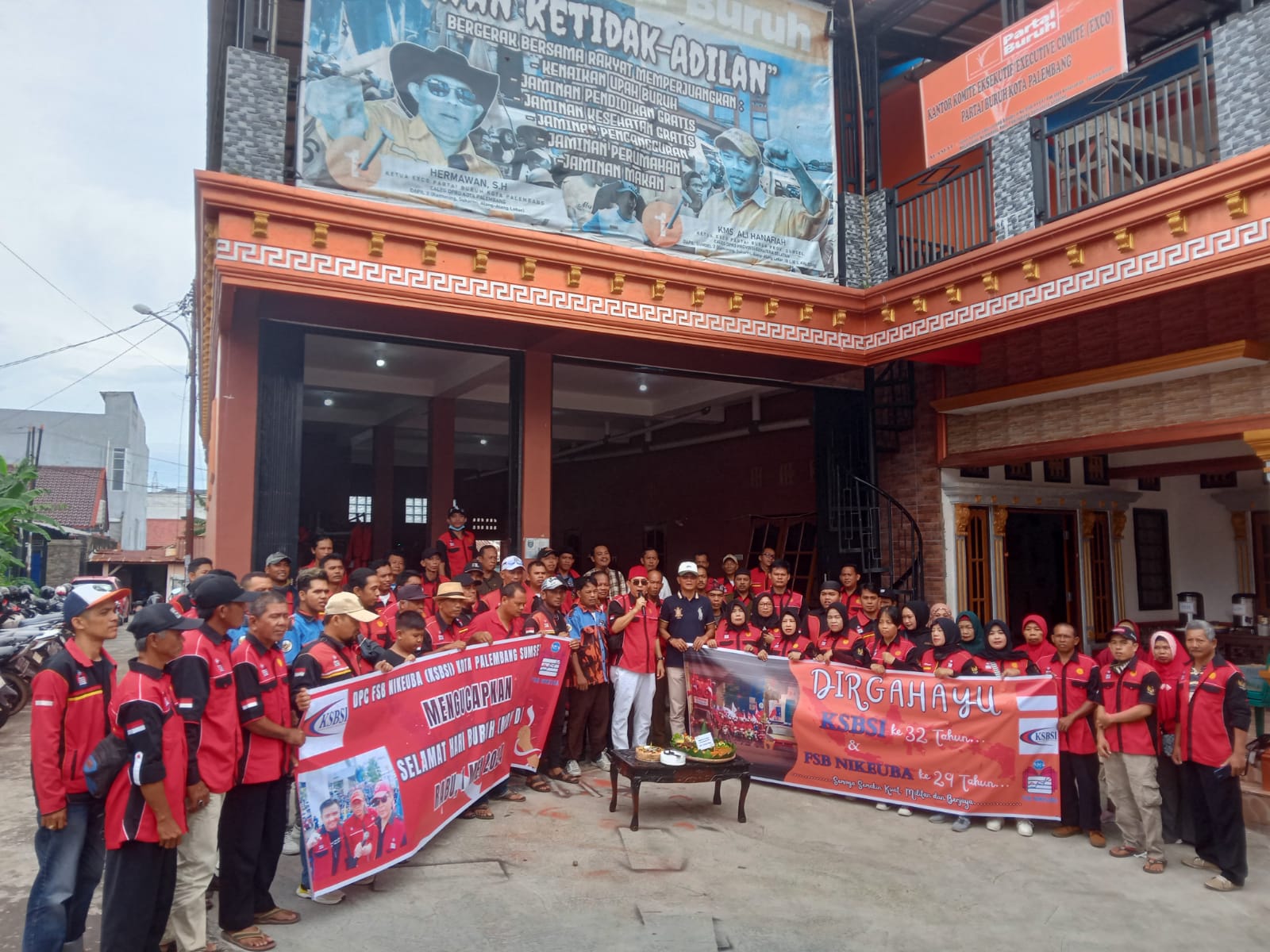 Memperingati Hari Buruh Internasional (May Day) DPC FSB NIKEUBA Kota Palembang Bagikan Sembako Kepada Korban PHK