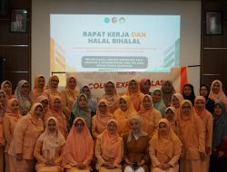 Ibu ibu Dharna Wanita RSDK Dilatih Make Up 