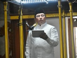 Pj Bupati Yudia Jadi Khatib dan Imam Salat Jumat di Masjid Agung Sumedang