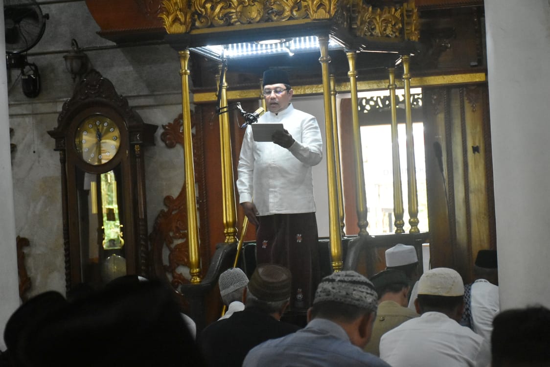 Pj Bupati Yudia Jadi Khatib dan Imam Salat Jumat di Masjid Agung Sumedang