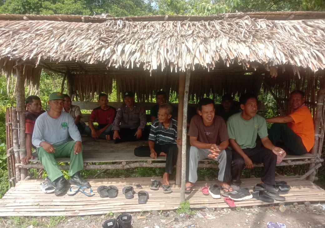 Hari Jum'at Yang Cerah, Kapolsek Penukal Abab IPTU ARZUAN, S.H. dan Anggota Bhabinkamtibmasnya Gelar Jum'at Curhat di Desa Mangku Negara Timur