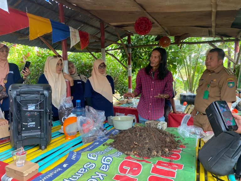 Mengolah Tanah Sebelum Bertanam, PT Pertamina EP Limau Field Berdayakan Kelompok Tani Wanita