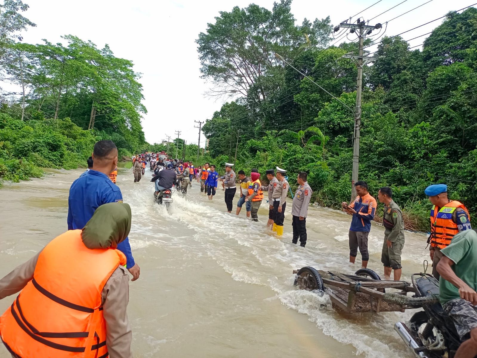 Polsek Talang Ubi Mengambil Langkah Proaktif Dalam Menghadapi Ancaman Banjir Yang Melanda Wilayahnya