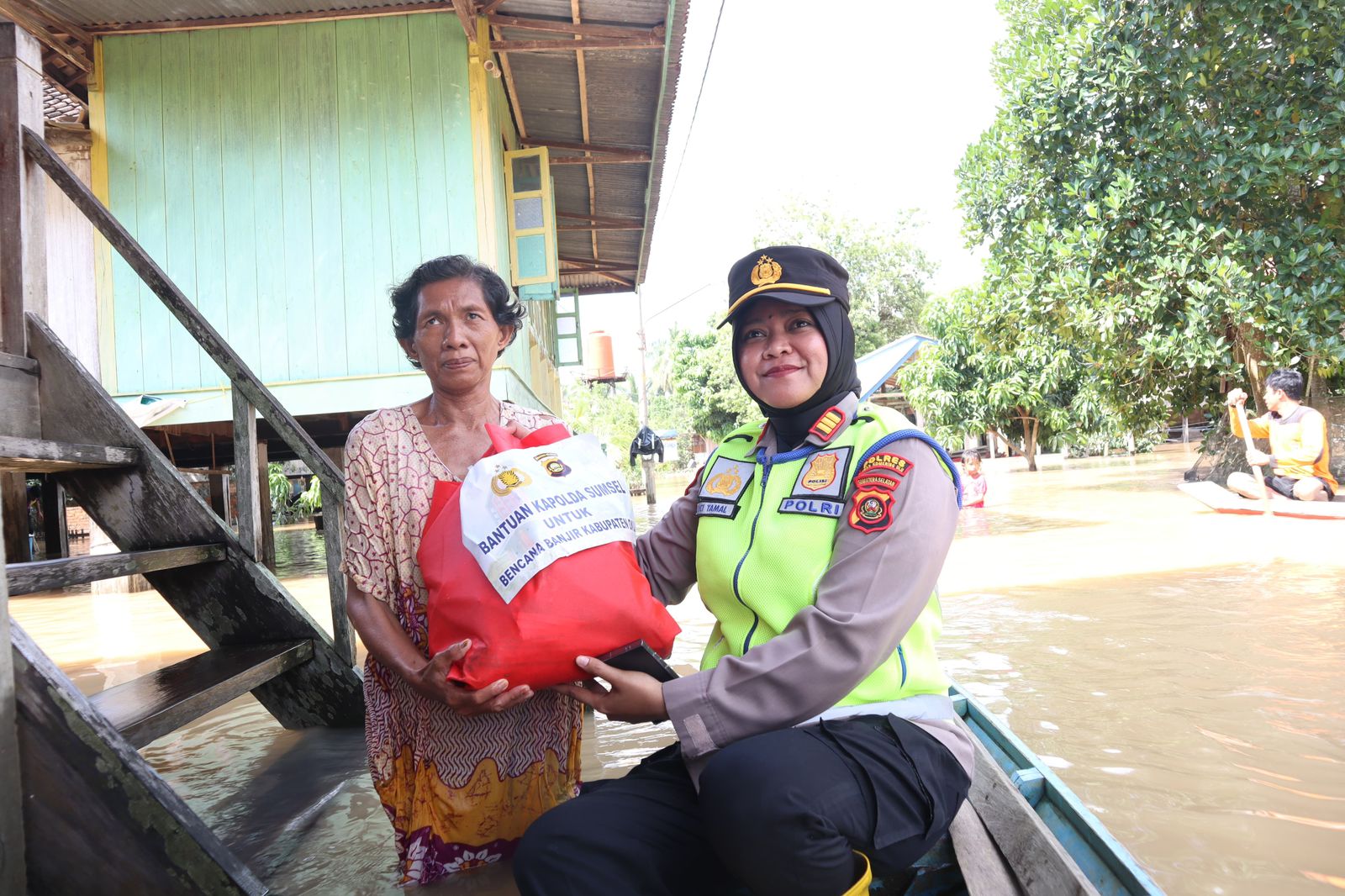 Berperahu Sampan, Kapolres OKU dan Bhayangkari Distribusikan Sembako Bantuan Kapolda Sumsel