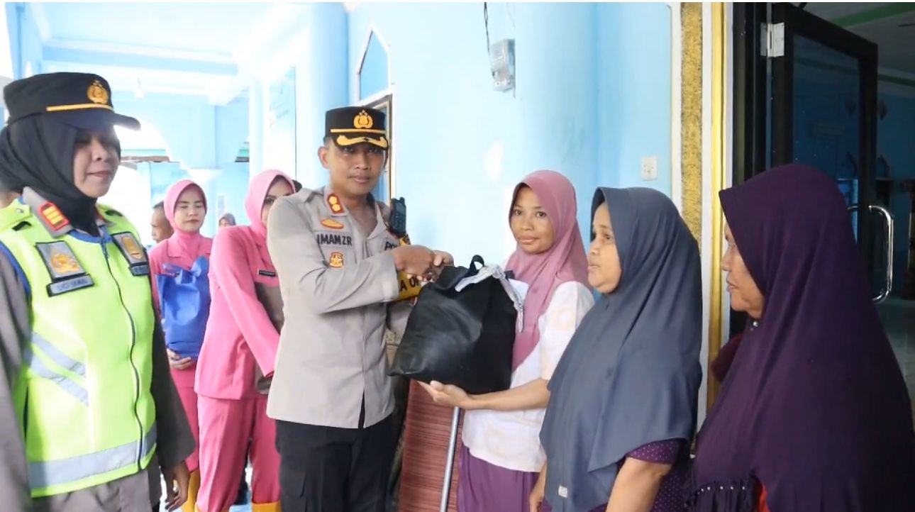 Berperahu Sampan, Kapolres OKU dan Bhayangkari Distribusikan Sembako Bantuan Kapolda Sumsel