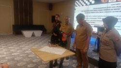 Penandatanganan fakta integritas Dewan Pendidikan Kota Cimahi disaksikan oleh PJ Walikota Cimahi Dicky Saromi