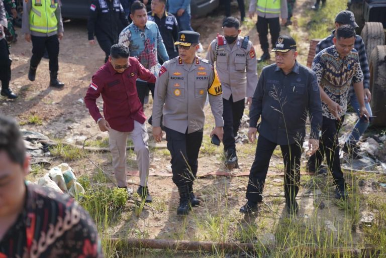 Datangi Langsung Kawasan Sentra Illegal Drilling di Babat Toman Musi Banyuasin, Kapolda Sumsel : Komitmen Saya Barsama Pangdam, Regulasinya Tetap Kita Tindak Tegas.