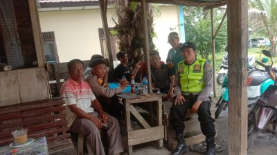 Kapolsek Penukal Abab IPTU Arzuan, S.H. Bersama Anggota Bhabinkamtibmas Mengadakan kegiatan Jum'at Curhat di Desa Gunung Raja