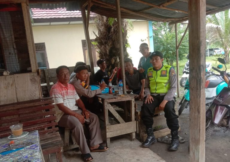 Kapolsek Penukal Abab IPTU Arzuan, S.H. Bersama Anggota Bhabinkamtibmas Mengadakan kegiatan Jum'at Curhat di Desa Gunung Raja