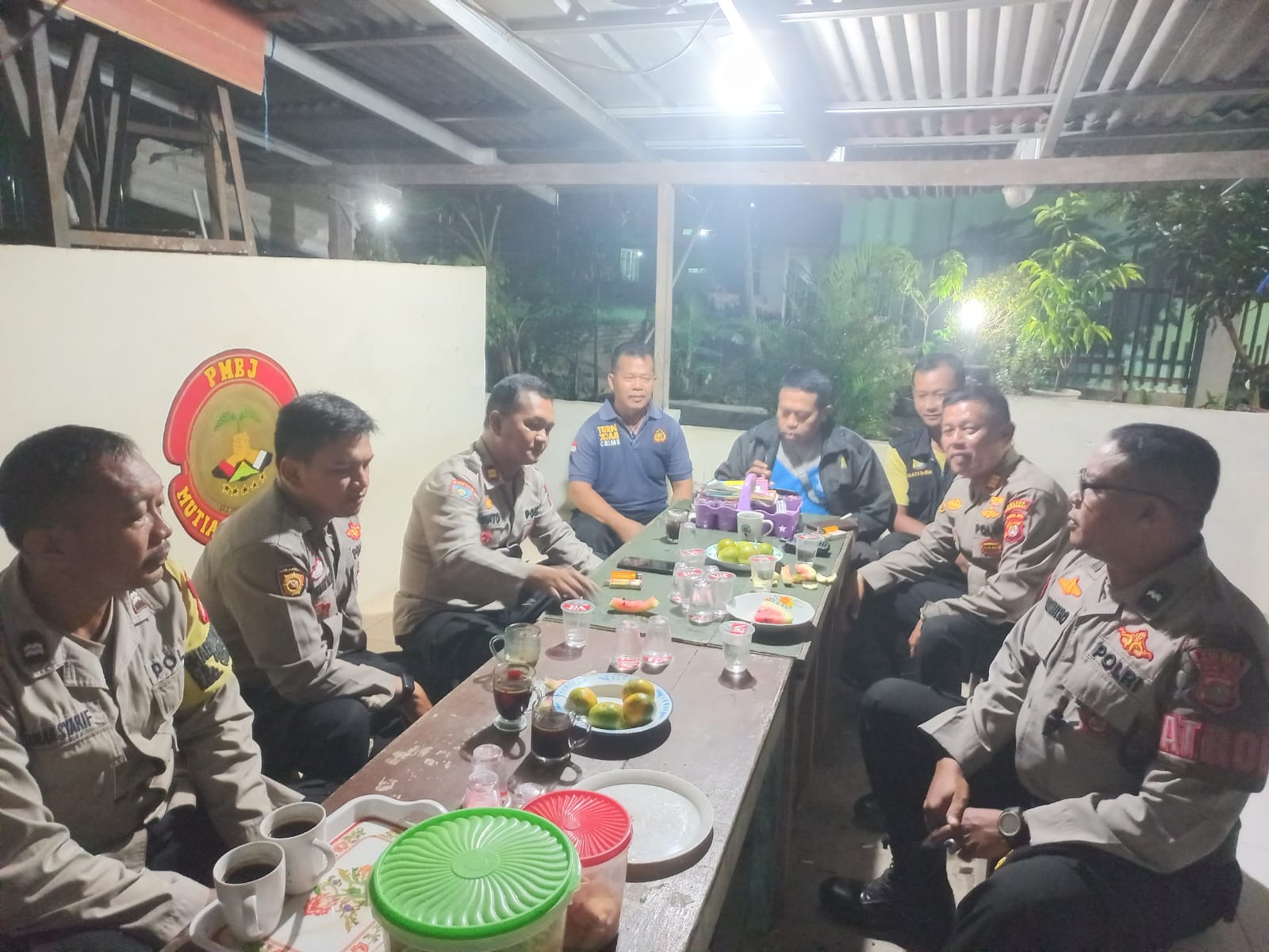 Polsek Cibarusah Giat Patroli dan Cangkrukan Kunjungi Warga di Satkamling