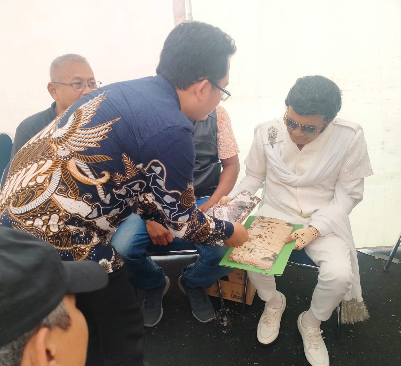 Dari Rhoma Irama "Raja Dangdut" Hingga ke Komisi VIII DPR RI, R Hamzaiya Kenalkan Budaya Batik Singa Barong