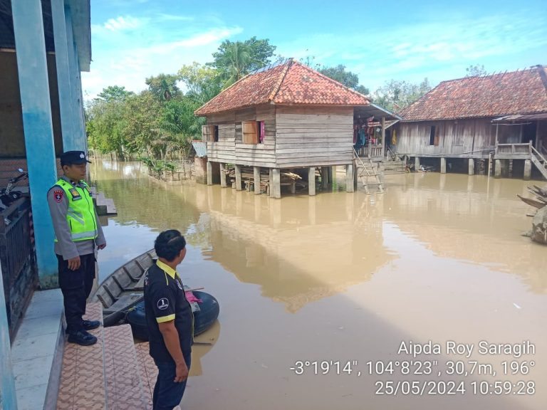 Polsek Tanah Abang Pantau Debit dan Volume Air Sungai Lematang