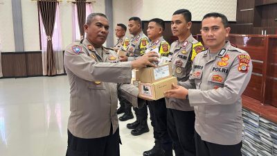 Polres Aceh Timur Serahkan HP Ke Bhabinkamtibmas Untuk Kelancaran Tugas Pokok Polri