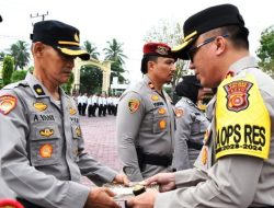 Kapolres Aceh Timur Beri Penghargaan Kepada 22 Anggota Yang Berprestasi Menjalankan Tugas