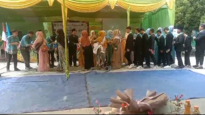 kepala Desa Purun Nur Effendi Menghadiri Acara Pelepasan Siswa kelas IX Madrasah Tsanawiyah Al, Husna Tahun Ajaran 2023/2024