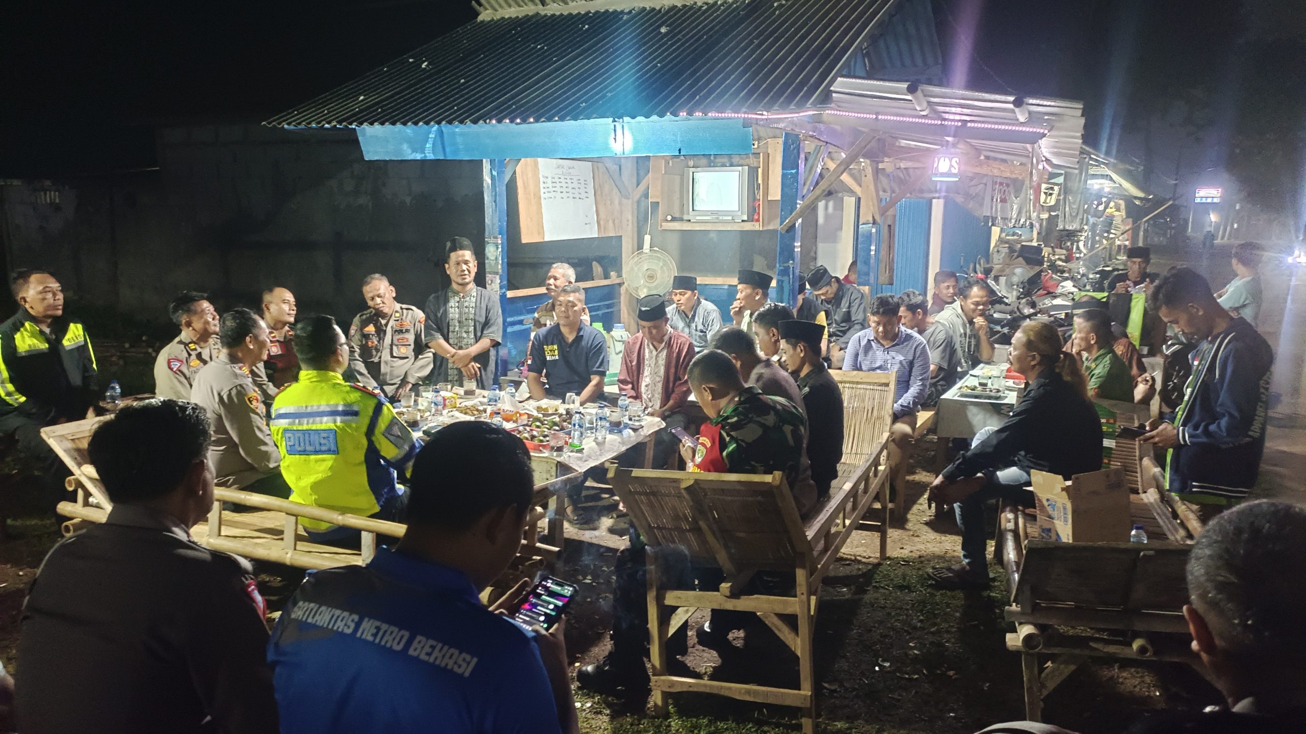 Kasat Lantas Polres Metro Bekasi Kunjungi Pos Siskamling dan Dialog dengan Warga di Kampung Leungsir Serang Baru