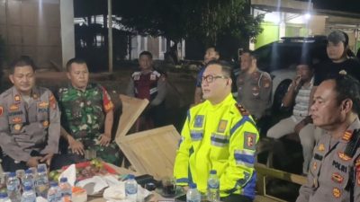 Kasat Lantas Polres Metro Bekasi Kunjungi Pos Siskamling dan Dialog dengan Warga di Kampung Leungsir Serang Baru