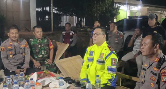 Kasat Lantas Polres Metro Bekasi Kunjungi Pos Siskamling dan Dialog dengan Warga di Kampung Leungsir Serang Baru