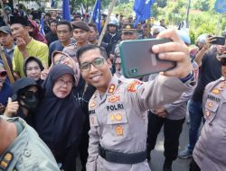 Bagikan Air Minum Saat Aksi Damai Buruh, Kapolres Situbondo Diserbu Emak-Emak Minta Selfie