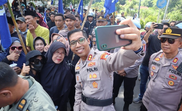 Bagikan Air Minum Saat Aksi Damai Buruh, Kapolres Situbondo Diserbu Emak-Emak Minta Selfie