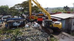DLH Kabupaten Bekasi Angkut Puluhan Ton Sampah di Aliran Sungai Cilemah Abang