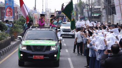 Tiga Piala Juara Umum Tingkat Provinsi Jawa Barat Diarak Keliling Bekasi
