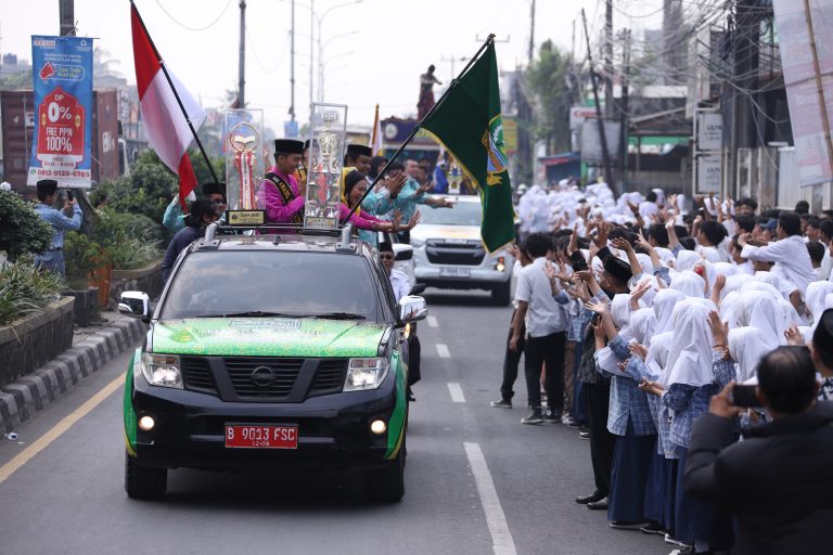 Tiga Piala Juara Umum Tingkat Provinsi Jawa Barat Diarak Keliling Bekasi