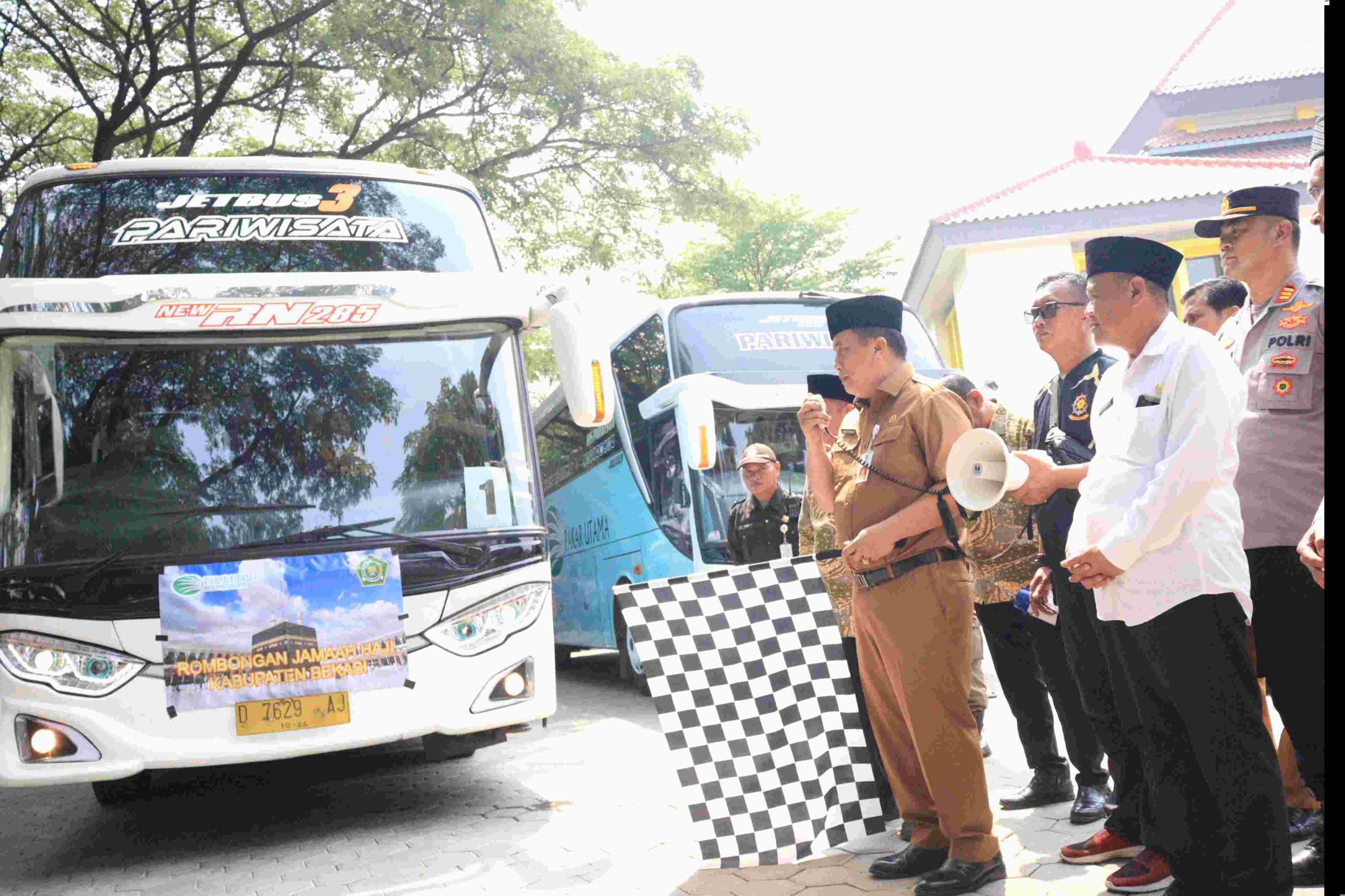 Lepas 440 Calon Jemaah Haji, Sekda Pemkab Bekasi Pesan Jaga Kesehatan Fisik di Tanah Suci