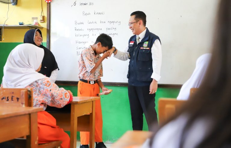 Pj Bupati Bekasi Tandatangani Perbup Beasiswa Siswa Miskin Berprestasi